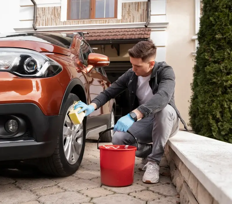 Lavage auto à domicile Droiturier : professionnel intervenant sur un véhicule